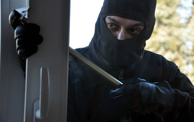 Bakıda nazirlik işçisinin evindən 40 min OĞURLANDI