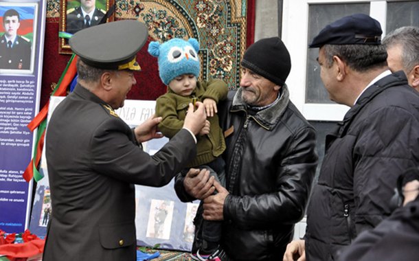 Şəhid zabitin medalı iki yaşlı oğluna verildi — FOTO