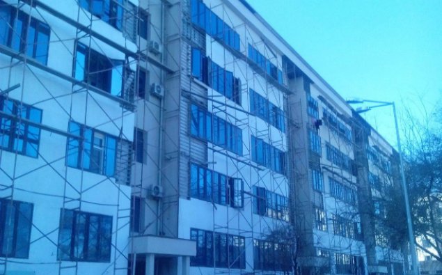 Damı yanan binanın tüstüsü hələ də çəkilmir