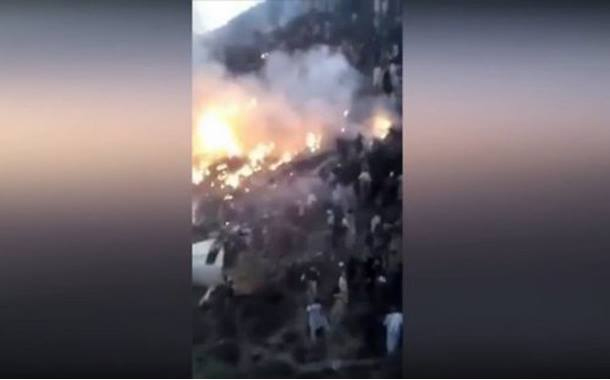 Pakistanda qəzaya uğrayan sərnişin təyyarəsinin video görüntüləri yayılıb — VİDEO