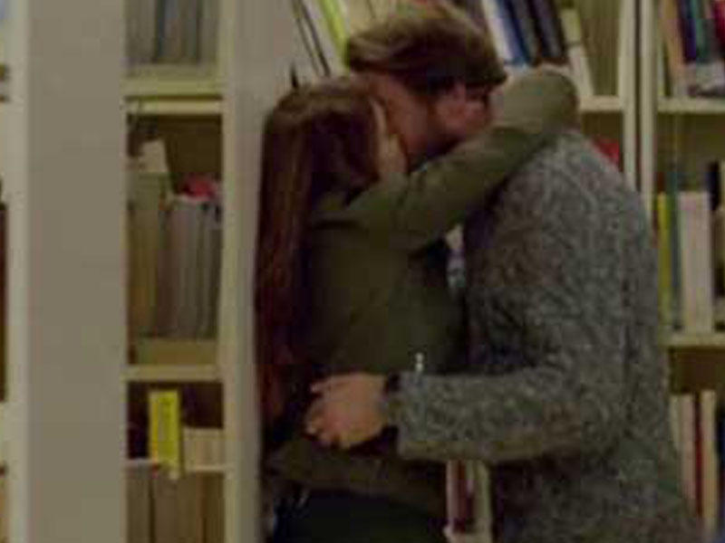 Türkiyə kitabxanadakı bu öpüşmə səhnəsindən danışır - VİDEO