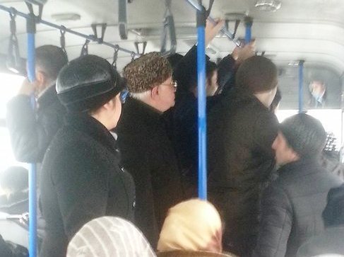 Azərbaycanın eks müdafiə naziri avtobusda - FOTO