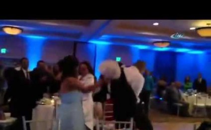 Toyda bəy gəlinə təpik atdı - video