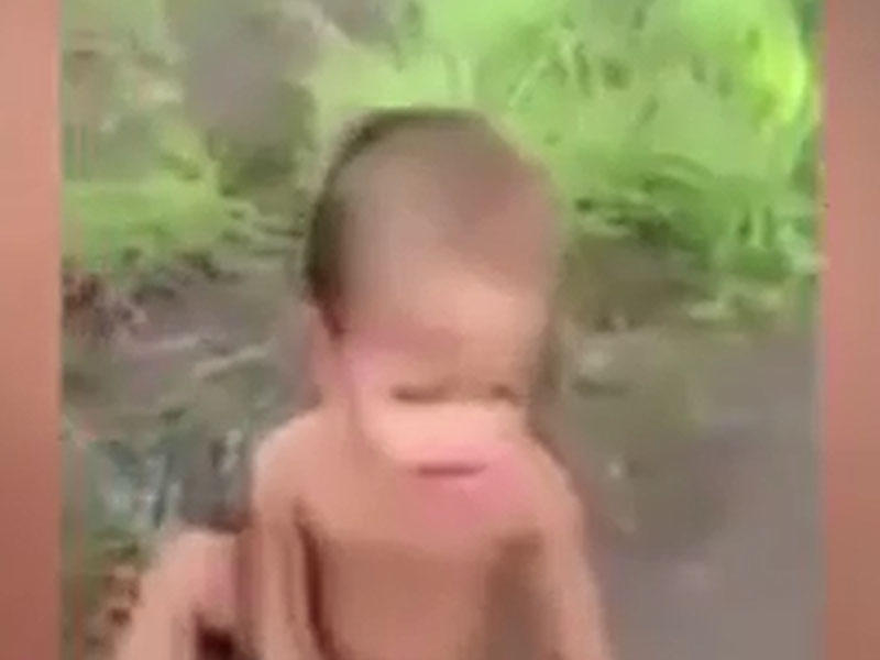 DƏHŞƏT! Uşağa elektroşokla işgəncə verdi - VİDEO (18+)