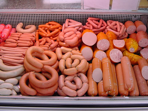 Kolbasaya qatılanlar sizi şok edə bilər: peyin, milçək sürfəsi...