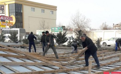 Külək Bakıdakı ticarət mərkəzini dağıtdı - FOTOLAR