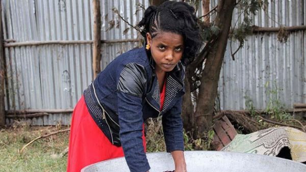 Bu qız 9 ildir qida və su qəbul etmir