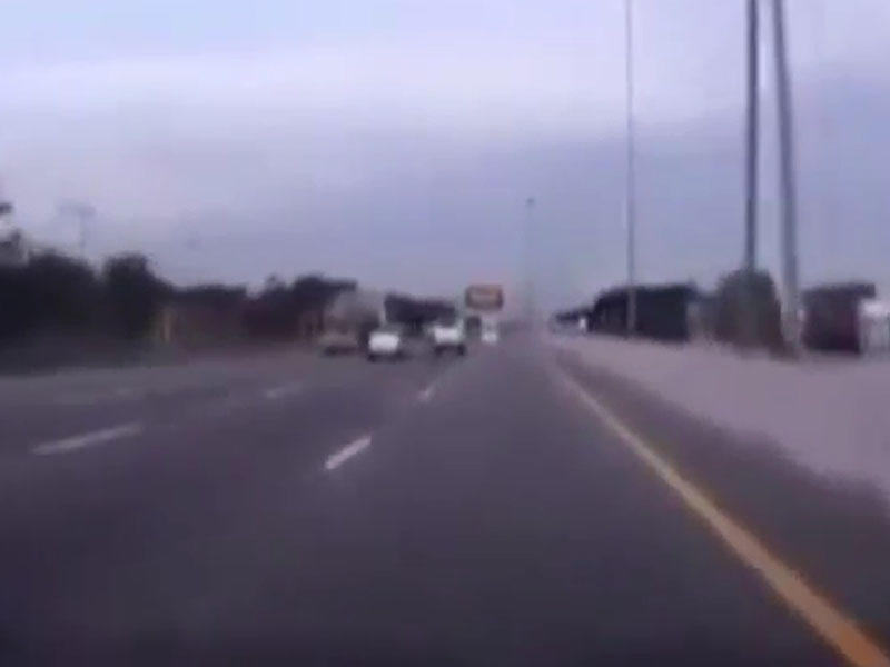 Sürücü sükan arxasında yuxuladı: avtomobil yanacaq maşınına çırpıldı - VİDEO