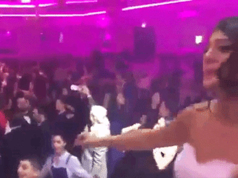 Toyda bəylə gəlin şou göstərdi - VİDEO