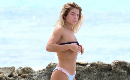 Bikinisini dəyişərkən kameralara düşdü - FOTO