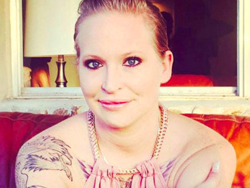 Sərxoş qadın xəstəxanada polisin başına oyun açdı - VİDEO