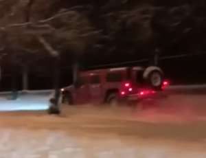 Qız “Hummer”lə universitetin bağçasında... - VİDEO