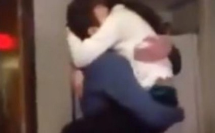 Əsgərlikdən qayıdan sevgilisini görən qızın görüntüləri - rekord qırdı - VİDEO