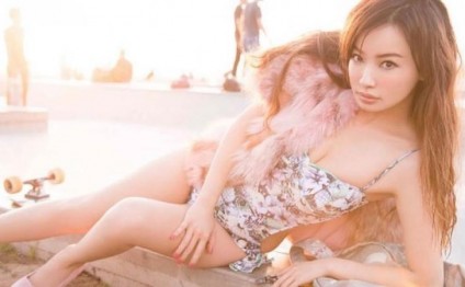 45 yaşı olsa da, 20 yaşlı qızdan gözəldir - Sirri isə... - FOTO