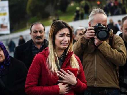 Türkiyə xalqı partlayışın baş verdiyi yerə qərənfillər düzüb dualar etdi - FOTOLAR