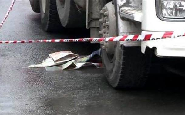 Türkiyədə dəhşətli görüntülər — Yük maşını nənə və nəvəni belə əzdi + VİDEO