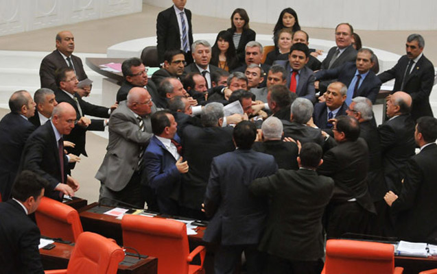 TBMM-də deputatlar arasında yumruqlaşma - Video