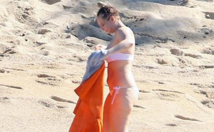 Pariklə üzünü gizlədən məşhur müğənni təbii halı ilə təəccübləndirdi - FOTO