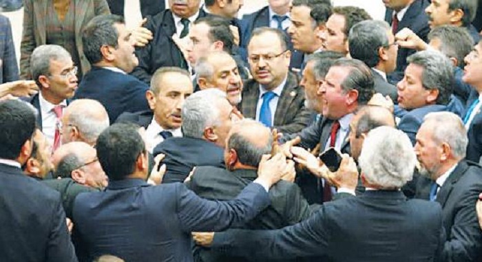 Türk parlamentində dava: Kürt deputat döyüldü + Video