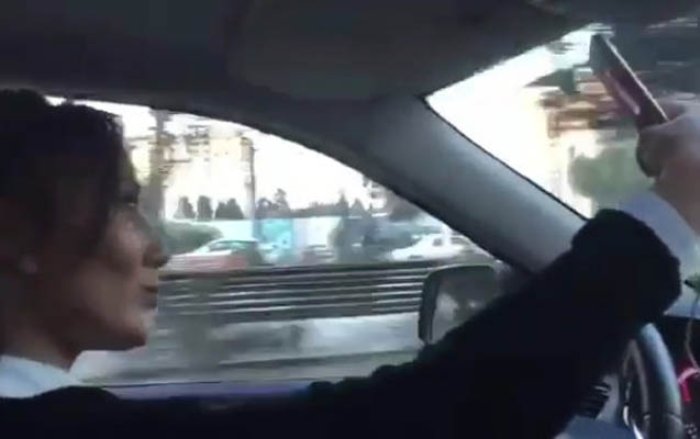 Günay qayda pozdu - Sükanı buraxıb selfi çəkdi