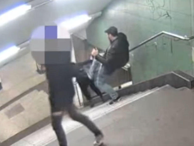 Metroda qadını təpikləyən tutuldu - FOTOLAR