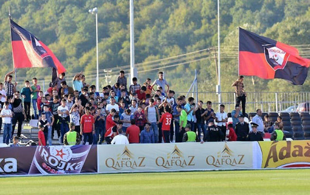 Azarkeşlər AZAL-ın futbolçusuna yumurta atdılar