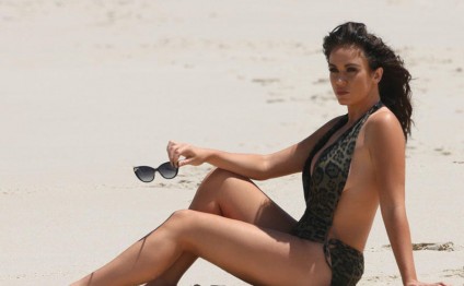 Realiti-şou ulduzu okean sahilində - FOTO