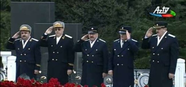 Sol əllə hərbi salam verən prokurordan AÇIQLAMA: