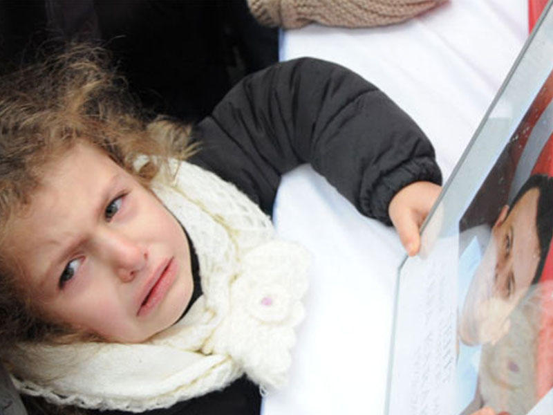 Şəhid qızı atasının onu gördüyünü düşünüb, buludlara əl edir - Türkləri kövrəldən yas mərasimi - FOTOLAR