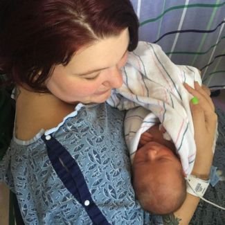 ŞOK OLAY: İki aylıq hamilə qadın uşaq dünyaya gətirdi - FOTOLAR