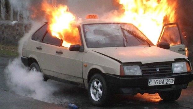 Qarabağ qazisi etiraz edərək öz avtomobilini yandırdı – VİDEO