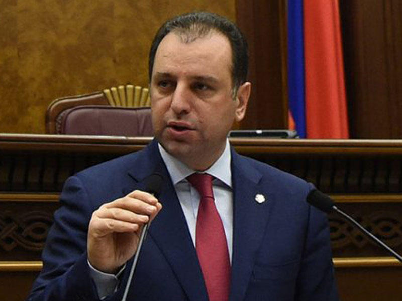 Deputat müdafiə nazirindən soruşdu: 