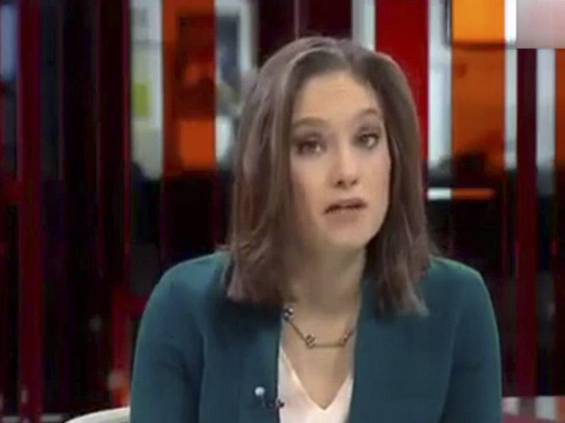 Xəbərlər zamanı aparıcı qəzəblənib özündən çıxdı - VİDEO