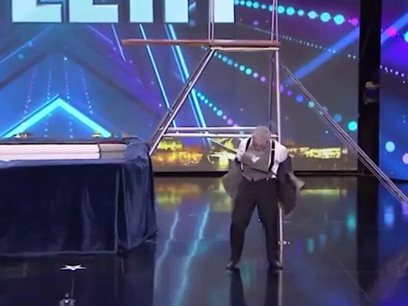 Münsiflərin qarşısına soyunmağa başladı - VİDEO