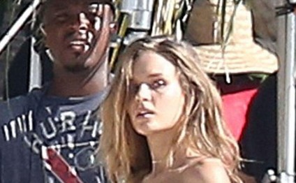 Məşhur modellər çimərlikdə soyundular - FOTO