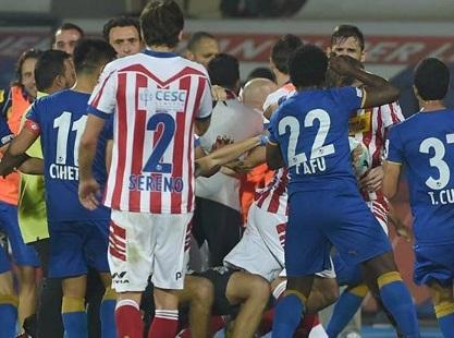 Futbolçular arasında əlbəyaxa dava - Video