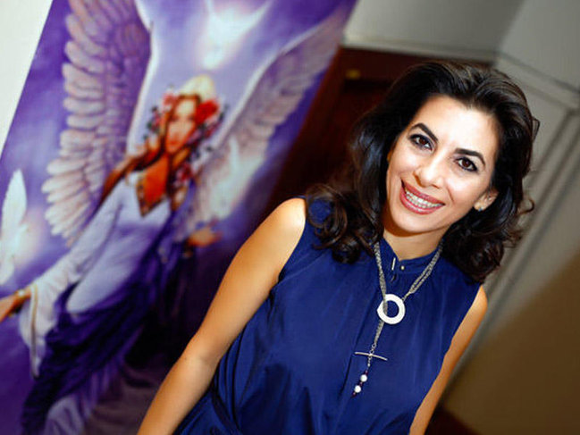 Tanınmış yazıçını ofisinin qabağında naməlum qadın öldürüb, qaçdı - VİDEO