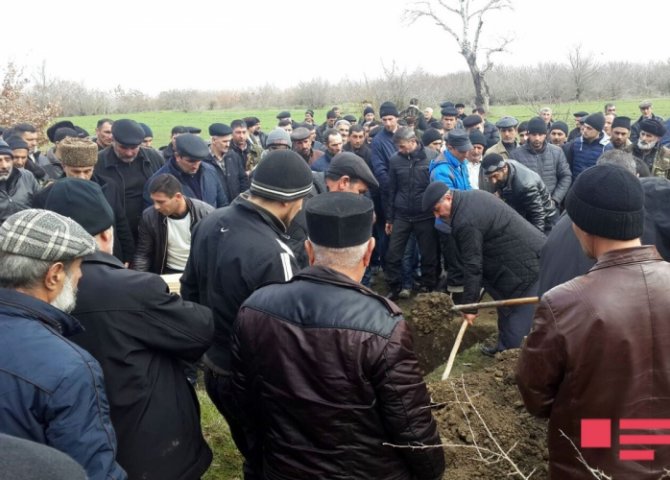 Xəzərdən meyiti çıxarılan neftçi dəfn edildi - FOTOLAR