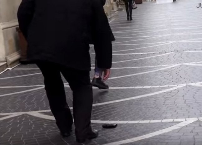 Bakıda gənc oğlan bilərək yerə pul atdı: görün kimlər əyilib götürdü - VİDEO