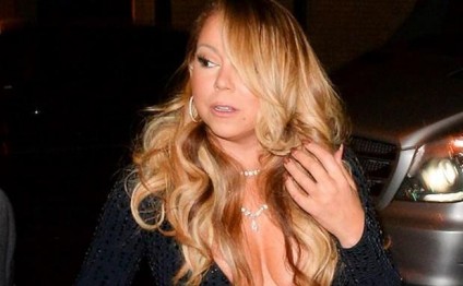 Müğənninin dərin sinə dekoltesi - fotolar