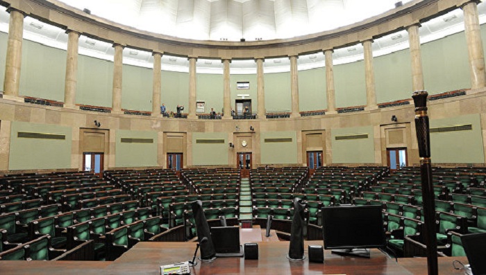 Polşada qarşıdurma - Parlament mühasirəyə alındı