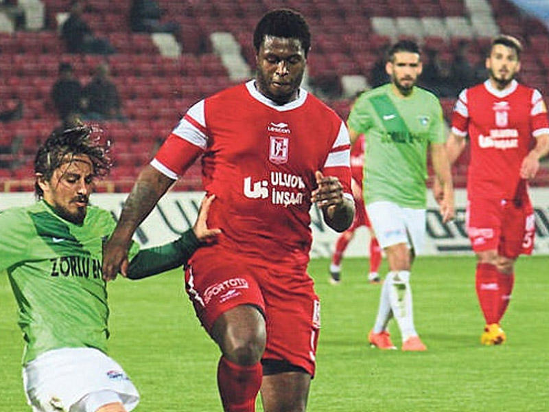 Rəhbərlikdən pul ala bilmədi, kubokları oğurladı