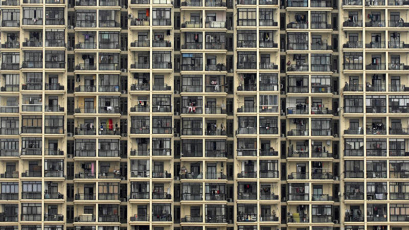 Binadan atılan butulka qızın başına düşdü, bütün sakinlər MƏHKƏMƏYƏ VERİLDİ