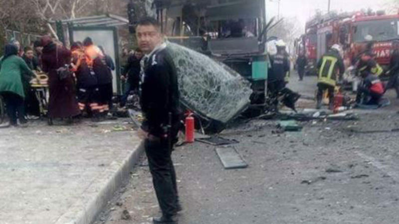 Türkiyədə hərbçilərin olduğu avtobus partladıldı — 13 ölü, 55 yaralı - VİDEO + YENİLƏNİR