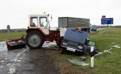 Goranboyda minik avtomobili ilə traktor toqquşub, xəsarət alan var