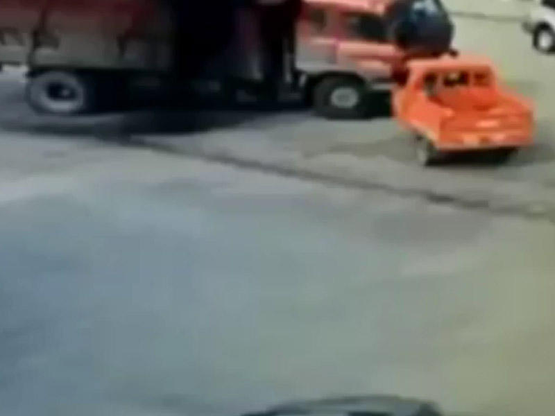 Aşan yük maşınının altında can verdi - VİDEO