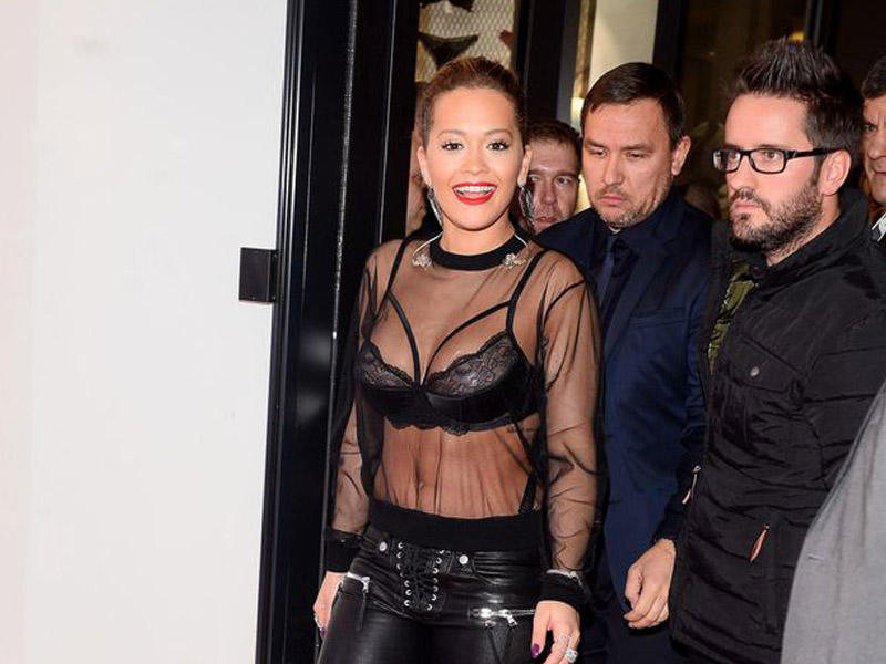 Müğənni konsertdə şəffaf geyimi ilə diqqət çəkdi - FOTO