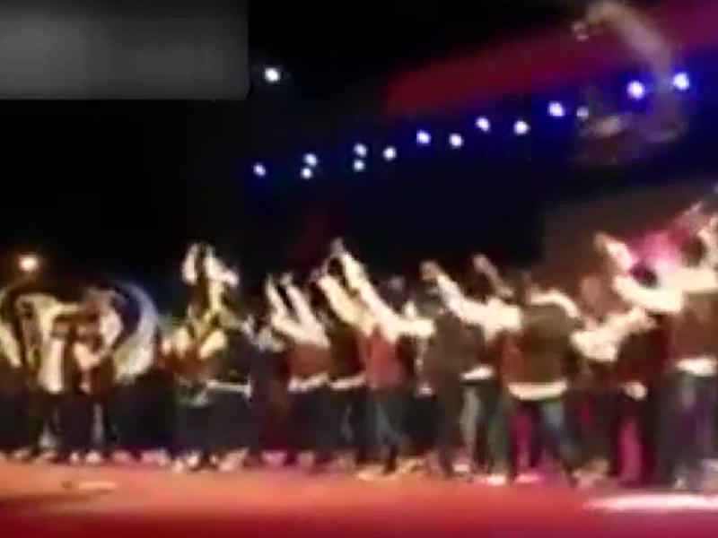 Səhnədə FACİƏ - Dəmir blok rəqqasələrin başına düşdü - VİDEO