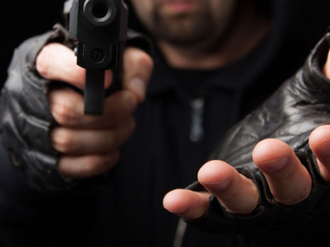 Soyğunçu lombardda 3 nəfəri güllələdi