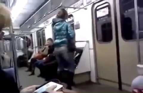 Metroda reqs eden qiz :VIDEO